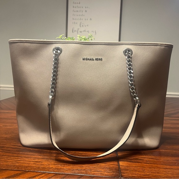Michael Kors Jet Set Handbag - Picture 1 of 8